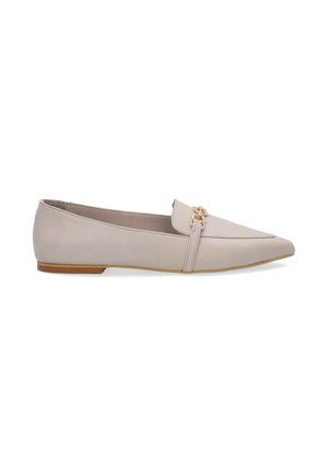 Light beige flat shoes with a pointed toe, made of smooth leather. Features a gold-toned chain accent and a slender, low-profile sole.