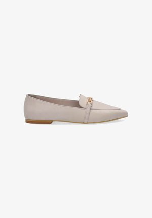 Hellebeige flache Schuhe mit spitz zulaufender Zehenpartie, aus glattem Leder gefertigt. Sie zeichnen sich durch einen goldfarbenen Kettenakzent und eine schlanke, flache Sohle aus.