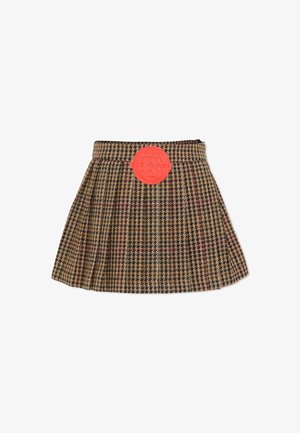 Bruine geruite rok met plooien, voorzien van een oranje ronde riemgesp met gegraveerd design. Gemaakt van gestructureerde stof, knielang.