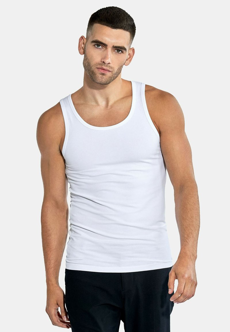 Weißes Baumwoll-Tanktop mit rundem Ausschnitt und weitem Armloch, das eine glatte Textur und eine enganliegende Passform aufweist. Keine Muster oder Akzente.