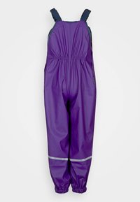Macacão roxo impermeável com alças ajustáveis, cintura elástica e faixa refletora ao longo das pernas. Textura lisa e brilhante.