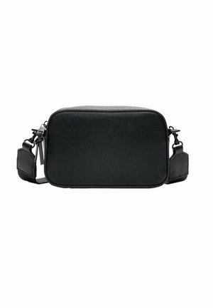 Sort rektangulær crossbody taske med tekstureret overflade og justerbar rem på hvid baggrund.