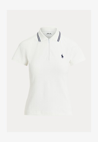Tricou polo alb cu mânecă scurtă, textură tricotată, fermoar frontal, dungi bleumarin pe guler și logo brodat bleumarin pe partea stângă a pieptului.