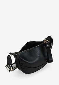 Bolso bandolera de cuero negro con acabado texturizado, cremallera dorada y correa ajustable con un acento estampado en contraste.