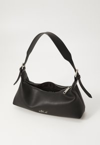 Borsa a tracolla in pelle nera con finitura liscia, forma curva, chiusura con zip e tracolla rimovibile. Presenta un logo argentato.