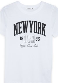 T-shirt bianco in cotone con testo nero: "NEW YORK 1995 USA Upper East Side" in caratteri grassetto e corsivo. Maniche corte e collo rotondo.