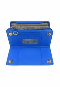 Blauwe leren portemonnee met een bloemenpatroon aan de binnenkant, meerdere kaartenvakken, een transparante ID-venster en gouden hardwareaccenten. Ritsafsluiting.