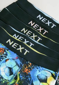 Barnunderkläder med färgglad fotbollsprint, svart elastisk midjeresår med "NEXT"-logotyp i olika färger, mjukt tyg.