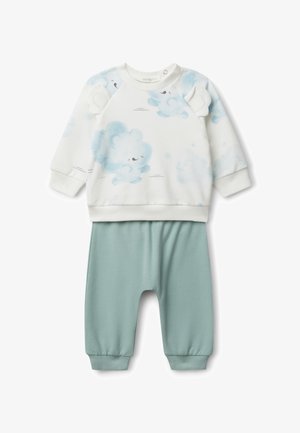 Sudadera blanca ligera con estampado de nubes azules y botones en los hombros, combinada con pantalones de tiro elástico color verde menta. Tejido suave de mezcla de algodón.