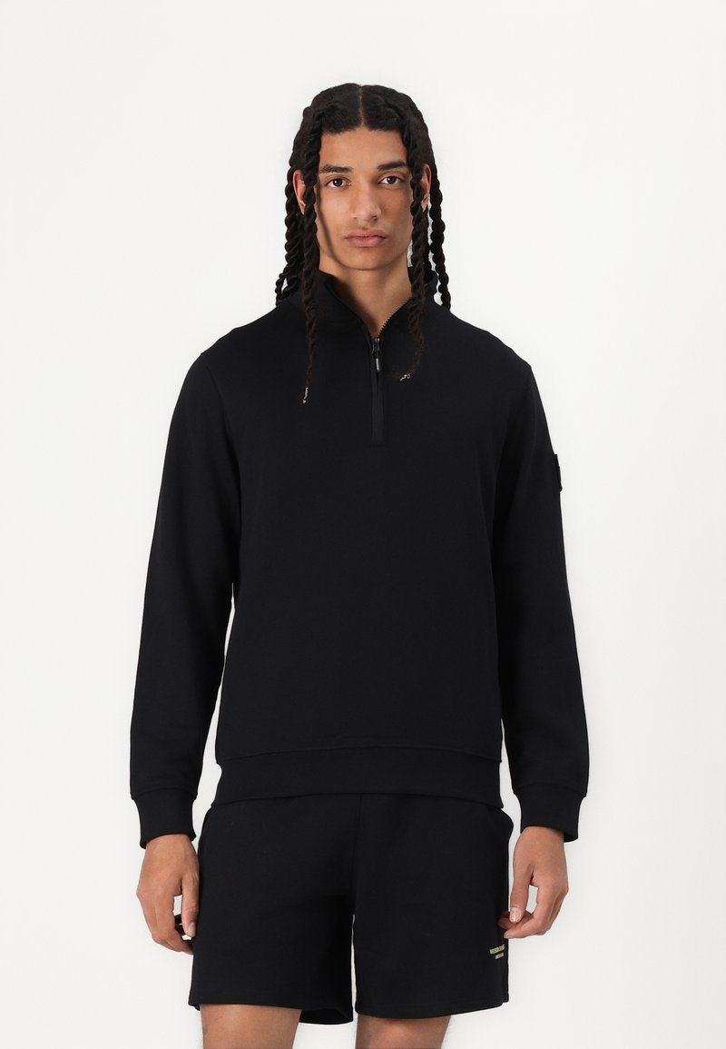 Zwarte sweatshirt met een kwart rits, ribgebreide manchetten en zoom. Gekocht met bijpassende zwarte shorts met een kleine logo-accent.