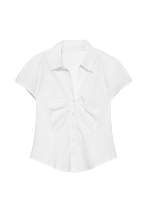 Biała bluzka z krótkim rękawem zapinana na guziki z kołnierzykiem i marszczeniami z przodu, dopasowany krój, prezentowana na jednolitym białym tle.