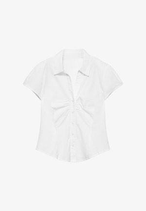 Blouse blanche à manches courtes boutonnée avec col et fronces sur le devant, coupe ajustée, présentée sur un fond blanc uni.