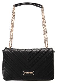 Czarna pikowana skórzana torebka z wzorem w zygzak, złotym łańcuchem i czarnym uchwytem, z złotą plakietką z logo z przodu.