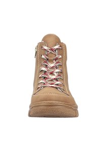 Bottine haute en cuir tan avec des lacets tissés rouges et blancs, fermeture éclair sur le côté et semelle en caoutchouc texturé avec des accents de couture.
