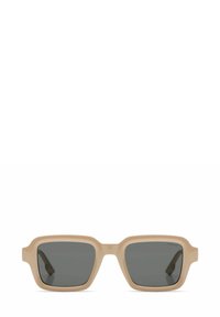 Lunettes de soleil carrées beiges avec des verres gris. La monture présente une finition texturée et des branches épaisses uniques pour un look distinctif.