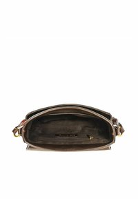 Brązowa skórzana torebka z przestronnym, miękkim wnętrzem z materiału. Posiada kieszeń na zamek i złote detale. Otwarte zapięcie.