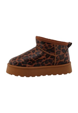 Lav ankel slip-on sko med tyk brun sål og leopardmønster på overdelen, med syninger og stof trækflap ved hælen.