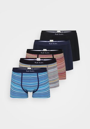 Ensemble de cinq boxers présentant différentes couleurs et motifs : noir uni, bleu marine, et rayés bleu, rouge et pastel. Matière en coton douce.