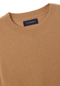 Maglione beige lavorato a maglia con scollo rotondo. Presenta una texture morbida e un colletto a costine. L'etichetta riporta "PIOMBO" in blu navy.