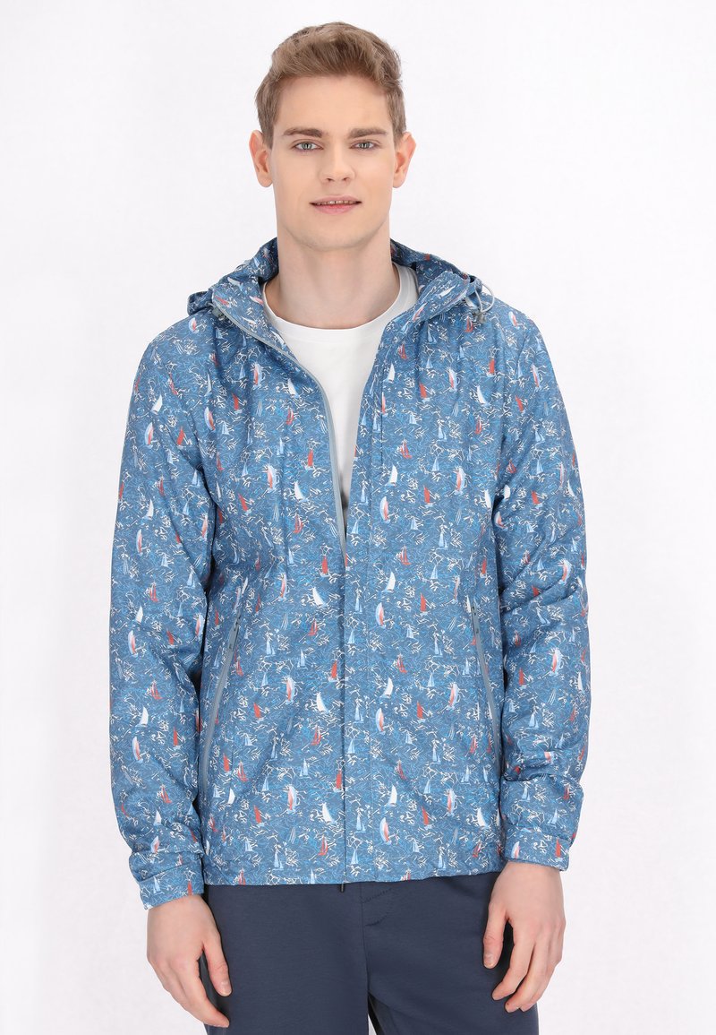 Blauwe hooded jack met een vissers- en zeilpatroon in wit en rood, gemaakt van lichtgewicht stof, met een volledige rits en lange mouwen.