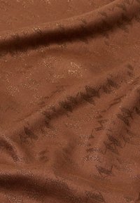 Brunt stof med en struktureret mønster og subtil glans, der har et geometrisk design i mørkere nuancer. Blød, vævet tekstur.