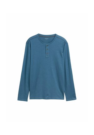 Maglietta henley a maniche lunghe in tessuto blu con scollo a girocollo, pattina con tre bottoni e accenti in tessuto a contrasto sulle spalle.