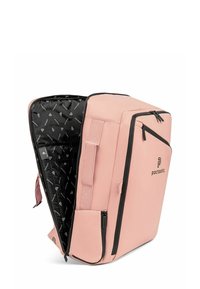 Zaino rosa con un esterno resistente, zip nere e una fodera interna con un motivo a logo ripetuto. Include una tasca laterale e spallacci regolabili.