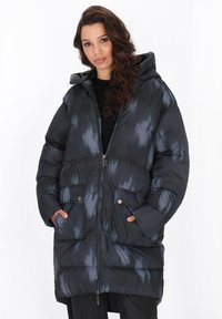 Schwarze und graue Daunenjacke mit Kapuze, ausgestattet mit einem unregelmäßigen gestreiften Muster, Frontreißverschluss und zwei seitlichen Taschen. Weicher, gesteppten Textur.
