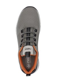 Graue Netzschuhe mit schwarzen Schnürsenkeln und Besatz. Innen ist er mit einem orangen Futter und Branding ausgestattet. Gummisohle mit strukturiertem Muster.