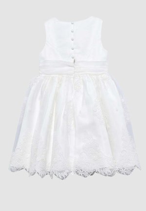 Abito bianco senza maniche con schiena abbottonata, cintura in vita e dettagli in pizzo sulla gonna svasata e sull'orlo.