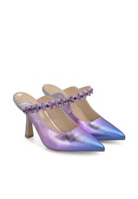 Tacones slingback metálicos en púrpura y plata con puntera puntiaguda, que presentan una correa decorativa con brillantes de colores y un tacón cuadrado corto.