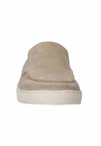 Beige suede instaplaars met een ronde neus, zachte bovenkant en een gestructureerde witte rubberen zool. Minimalistisch ontwerp, glad oppervlak.