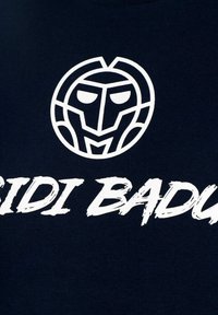 T-shirt blu navy con grafica bianca che presenta un logo maschera stilizzato sopra il testo "SIDI BADU" in un carattere audace e consumato.