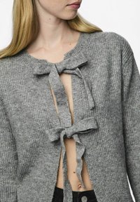 Pieces PCSILLY - Adīta jaka - medium grey melange
