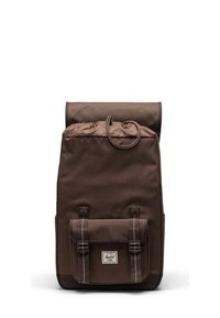 Zaino in tela marrone con design a risvolto, chiusura con cordoncino e tasca frontale dotata di due cinghie e bottoni a pressione.