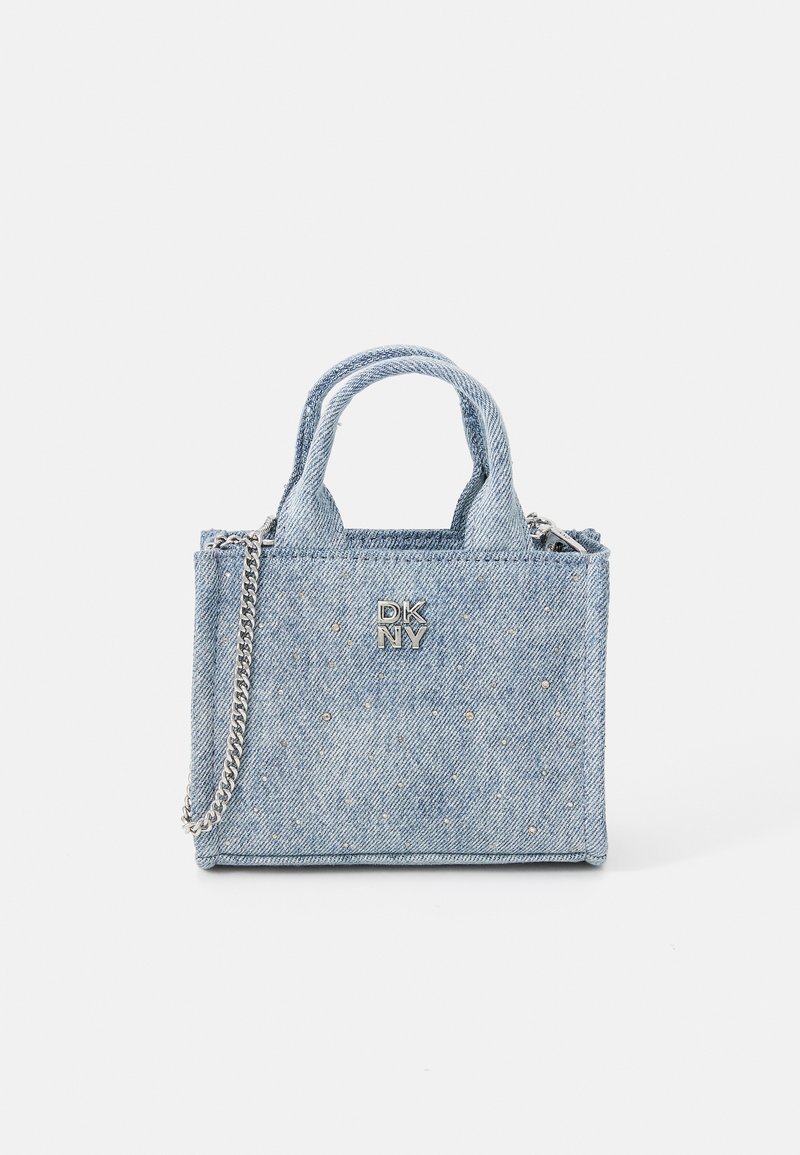 Bolsa de denim de cor azul clara, com detalhes em tachas e acessórios em prata. Apresenta alças curtas e uma alça de corrente destacável.