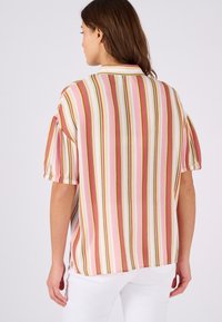 Blusa a maniche corte con righe verticali in rosa, bianco e verde, con colletto e polsini elastici. Tessuto leggero.