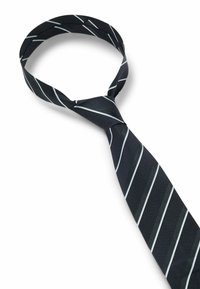 Musta solmio, jossa on viistot valkoiset raidat. Sen pinnassa on teksturoitu viimeistely ja klassinen muoto, mikä tekee siitä sopivan virallisiin tilaisuuksiin.