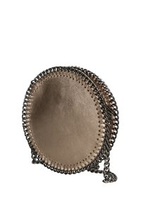 Borsa a mano metallica rotonda in morbida pelle beige, con bordo cucito e tracolla a catena. Texture liscia con dettagli argentati lucidi.