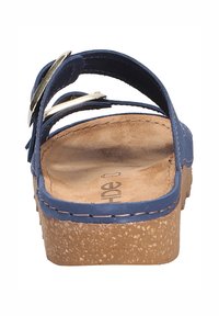Blauwe, suède sandalen met twee bandjes en gouden accenten, voorzien van een gestructureerde kurken voetbed en een beige buitenzool.