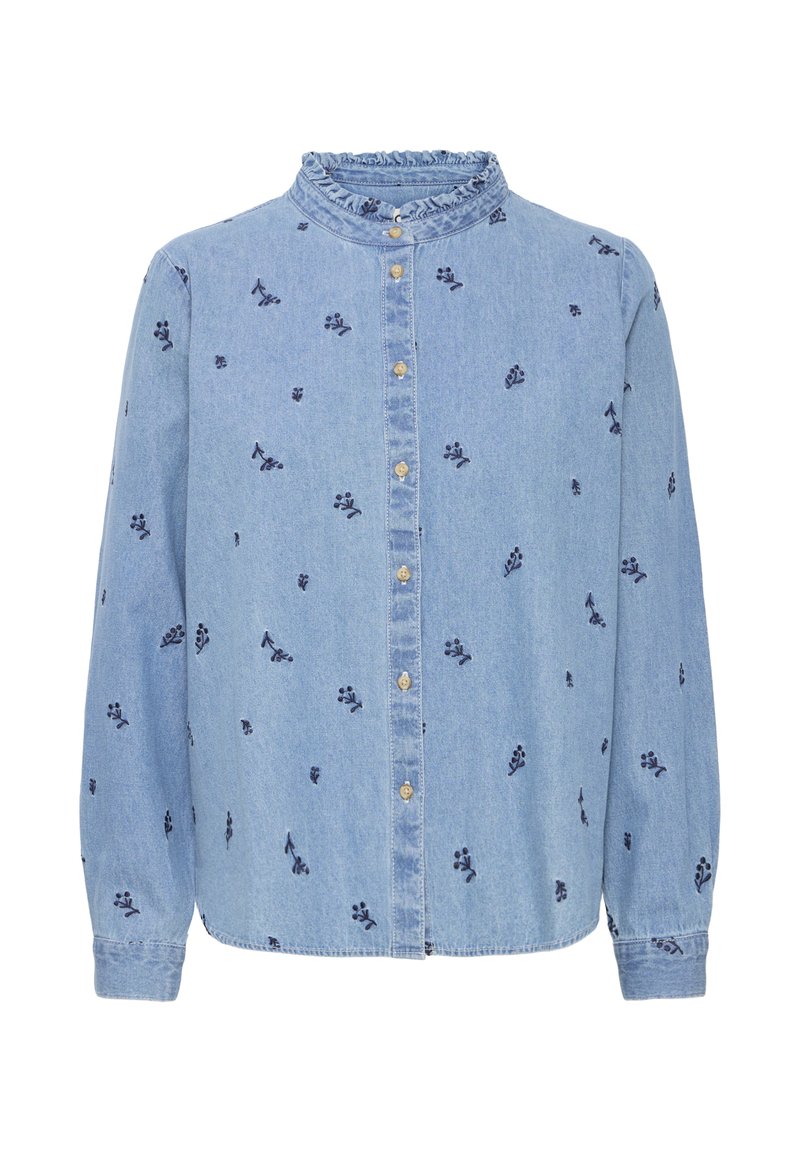Camicia di denim blu chiaro con maniche lunghe, colletto arricciato e piccolo motivo floreale scuro. Presenta una chiusura con bottoni sul davanti.