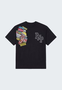 T-shirt noir avec des patchs colorés vintage de station-service et de la Route 66 sur le côté gauche de la poitrine, et un logo blanc "F x P" sur le côté droit de la poitrine.