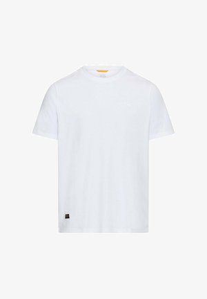 Schlichtes weißes T-Shirt mit kurzen Ärmeln und Rundhalsausschnitt, mit kleinem Logo auf der Brust und schwarzem Etikett am Saum vor weißem Hintergrund.