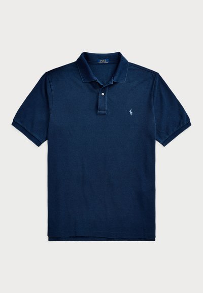 Námornícky modrá polo košeľa vyrobená z bavlny, so klasickým golierom, zapínaním na tri gombíky, krátkymi rukávmi a malým vyšitým logom.