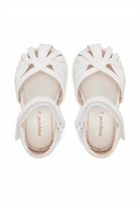 Sandali bianchi per bambini con fasce intrecciate, tacco chiuso e soletta imbottita, con un'etichetta che riporta "mayoral" e taglia "19."