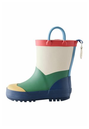 Farverig børns gummistøvle med blå sål, grøn front, beige overdel, rød kant, gul tå og blå håndtag på hvid baggrund.