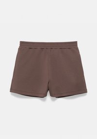 Shorts marron à taille élastique avec poches latérales, conçus pour un port confortable au quotidien.