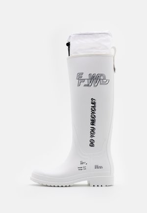 Botte de pluie en caoutchouc blanc avec texte noir "DO YOU RECYCLE ?" et logo "F_WD", avec un revers en tissu blanc muni d'un cordon de serrage.