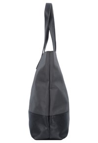 Sac fourre-tout avec un fond en cuir noir et un tissu supérieur gris foncé, doté de doubles bretelles en cuir noir.