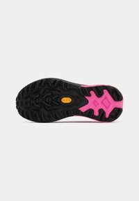 Juodas guminis padas su ryškiu traukos raštu, dengtas rožinių akcentų ir geltona Vibram logotipu centre.